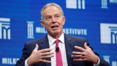 Гамбитът на кралицата отново поставя Тони Блеър в центъра на сцената