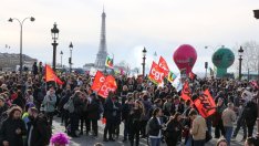 Френското правителство с малко оцеля във вота на недоверие