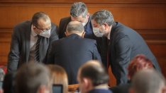 Бюджетът отново стана заложник на партийни битки 