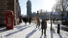 Британската икономика се огъна под тежестта на снега през март