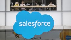 Работата от вкъщи мотивира Salesforce да повиши годишната си прогноза