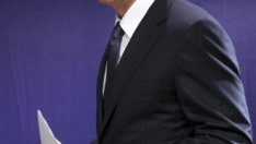 Столът на Папандреу се разклати заради плана му за референдум по спасителния пакет