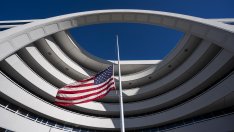 Американски регулатор: Руски олигарси може да инвестират в бизнес имоти, за да избегнат санкциите