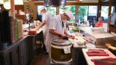 Активността в сектора на услугите в Япония остава стабилна, докато търсенето расте