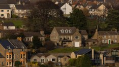 Цените на жилищата във Великобритания се върнаха към спад през май