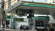 Брентът поскъпва след новината за смъртта на иранския президент*