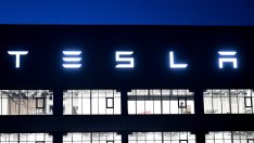 Акциите на Tesla отписаха 12% в най-големия си еднодневен срив от 2020 г. 