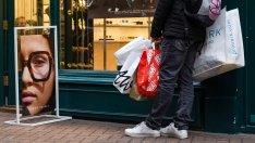 Горещата вълна във Великобритания стимулира продажбите на дребно