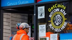 Биткойнът къса връзката с акциите напук на макроикономическите неволи