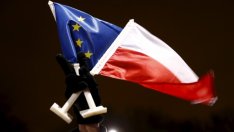 ЕК иска стартиране на Член 7 срещу Полша заради риск за върховенството на закона