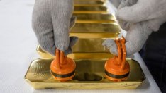 Цената на златото се насочва към най-големия си седмичен ръст от края на 2020 г.