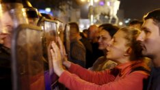 Демонстранти разбиха офиса на македонския президент