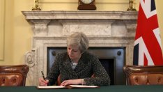 Обещанието на Тереза Мей да подаде оставка не е било убедително за много депутати