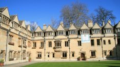 Brexit вдига таксите за нови чуждестранни студенти във Великобритания