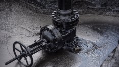 Петролът поевтинява, докато инвеститорите преценяват влиянието на митата на Тръмп*