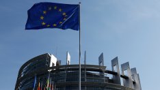 Евродепутати договориха облекчени правила за емисиите при колите