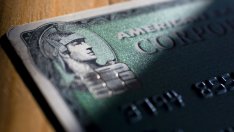 Акциите на American Express поевтиняват заради по-големите от очакваното провизии