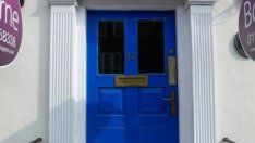 Цените на жилищата във Великобритания отбелязват първи годишен спад от 2012 г.