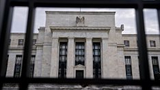 Фед удължава програмите си за кризисно финансиране с още три месеца