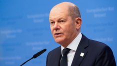 Приклещен между САЩ и затруднената икономика, Шолц затопля отношенията с Китай