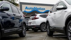 Най-големият автомобилен дилър в САЩ отчете силна печалба заради високите цени
