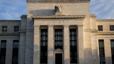 Фед забранява търговията с акции и облигации на своите висши служители