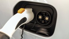 Volkswagen и Xpeng разширяват партньорството си до зарядни станции