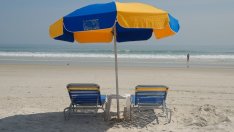 За сянка и шезлонг на централния плаж в Бургас вече ще се плаща