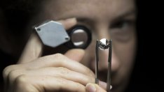De Beers реализира най-голямата си продажба на диаманти от поне година