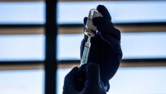 Великобритания одобри първата ваксина срещу омикрон варианта на коронавируса