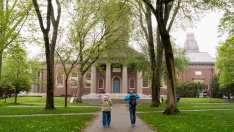 Тръмп заплашва статута на Харвардския университет на училище за световни лидери