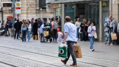 Инфлацията в еврозоната се ускорява, оставяйки ЕЦБ нащрек