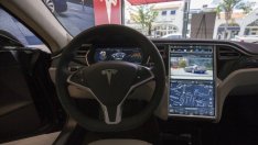 Мениджър на Tesla Motors: Конкурентите отбиват номера