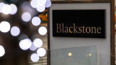 Печалбата на Blackstone спада, тъй като високите лихви потискат апетита към сделки
