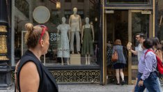 Потребителските разходи в САЩ растат, а инфлацията остава стабилна през юли