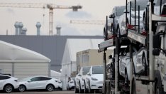 Новината за евтиния модел на Tesla потопи акциите на китайските конкуренти