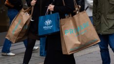 Продажбите на дребно във Великобритания рязко спадат преди новия бюджет