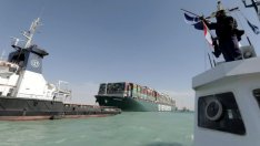 Над 400 кораба очакват да преминат през Суецкия канал