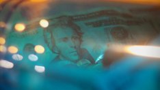 Силният долар изтри милиарди от корпоративните печалби в САЩ