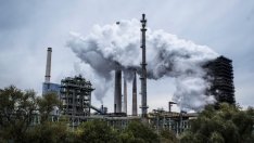 Анализатори очакват цената на въглеродните емисии в Европа да остане висока