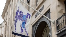 Burberry се раздели с шефа си и спря дивидента за тази година