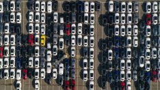 Регистрациите на нови автомобили във Великобритания се свиват за втори месец