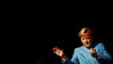 Меркел: Европа трябва да защитава интересите си по-твърдо