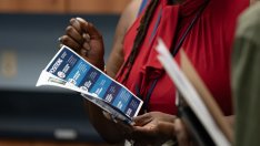 Заявленията за помощи при безработица в САЩ намаляват с най-бързия си темп от 2021 г.