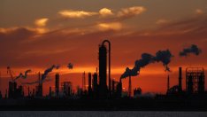 Петролът се насочва към седмично поскъпване от над 7%*