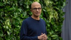 Сатя Надела: Принудителното връщане в офисите сега е късогледство