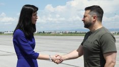 Мария Габриел посрещна Зеленски при кацането му в София