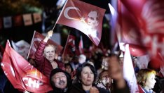 Протестите в Турция не стихват месец след ареста на Екрем Имамоглу