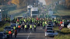 Протести срещу високите цени на горивата заливат и Франция 