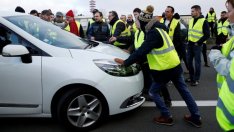 Втори ден продължават протестите срещу поскъпването на горивата във Франция